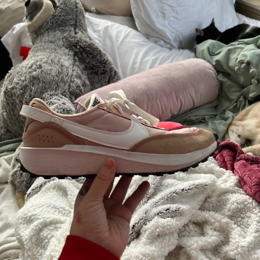 NIKE WOMENS WAFFLE DEBUT SNEAKER